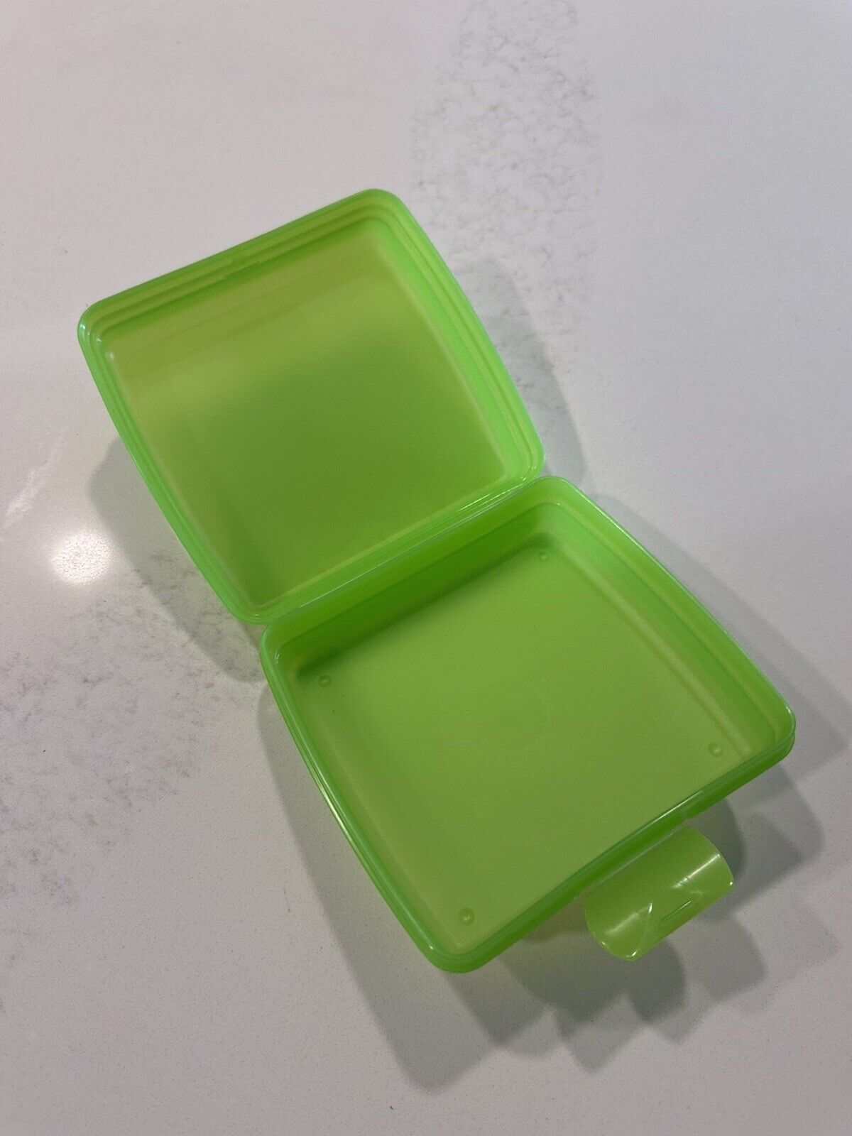 Tupperware Sandwich Keeper Hot Lime Green Container Square Locking Hinge Used 2x
