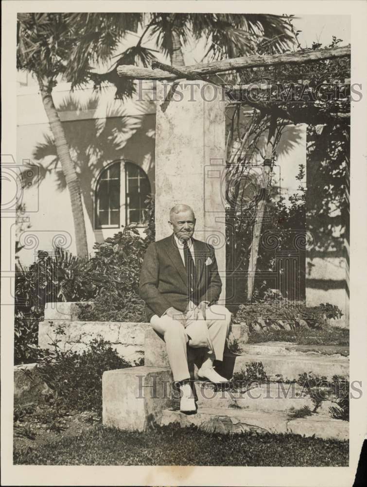 1934 Press Photo Hon. Charles McCrea vacationing at Bermudiana Resort, Bermuda