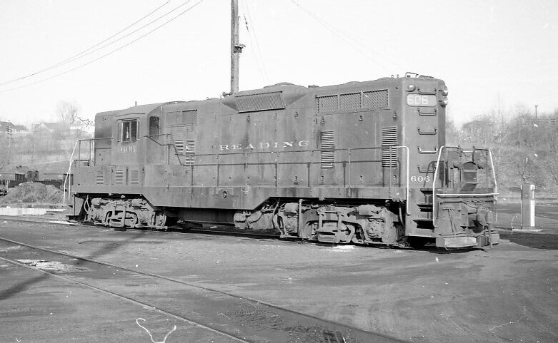 RDG reading railroad GP-7 606  mounted negative