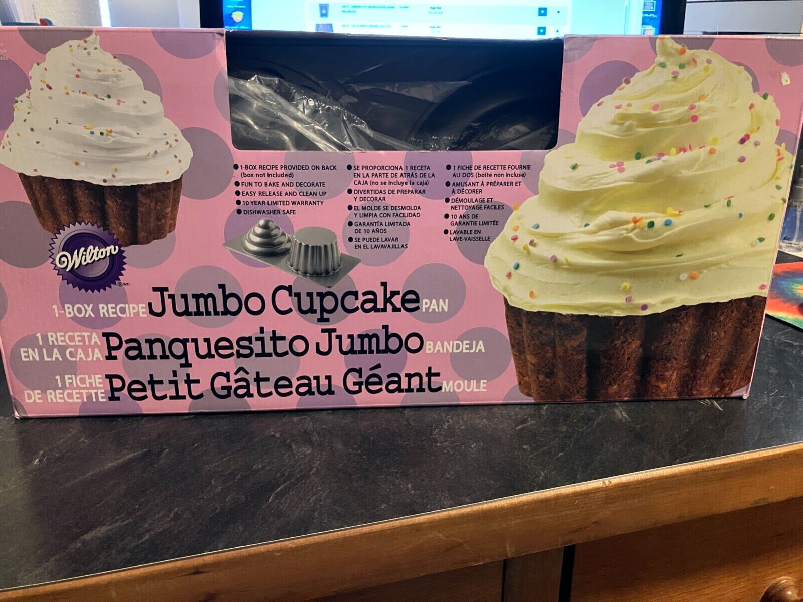 Jumbo Cupcake Pan WILTON Classic Cake Pan , Open Box