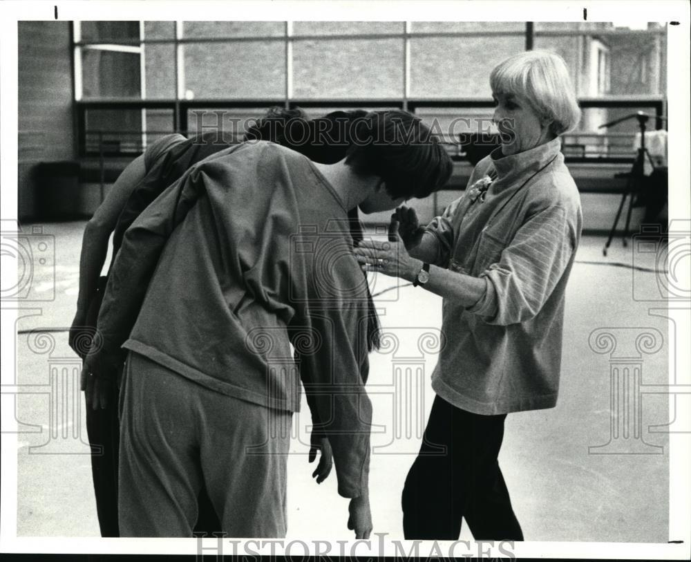 1991 Press Photo Choreographer Joan Woodbury conducst rehearsal - cvb12967