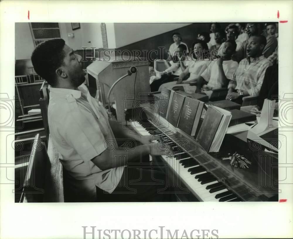 1989 Press Photo Channel 11 Producer Brother Jacky Scott Leads Choir in Houston
