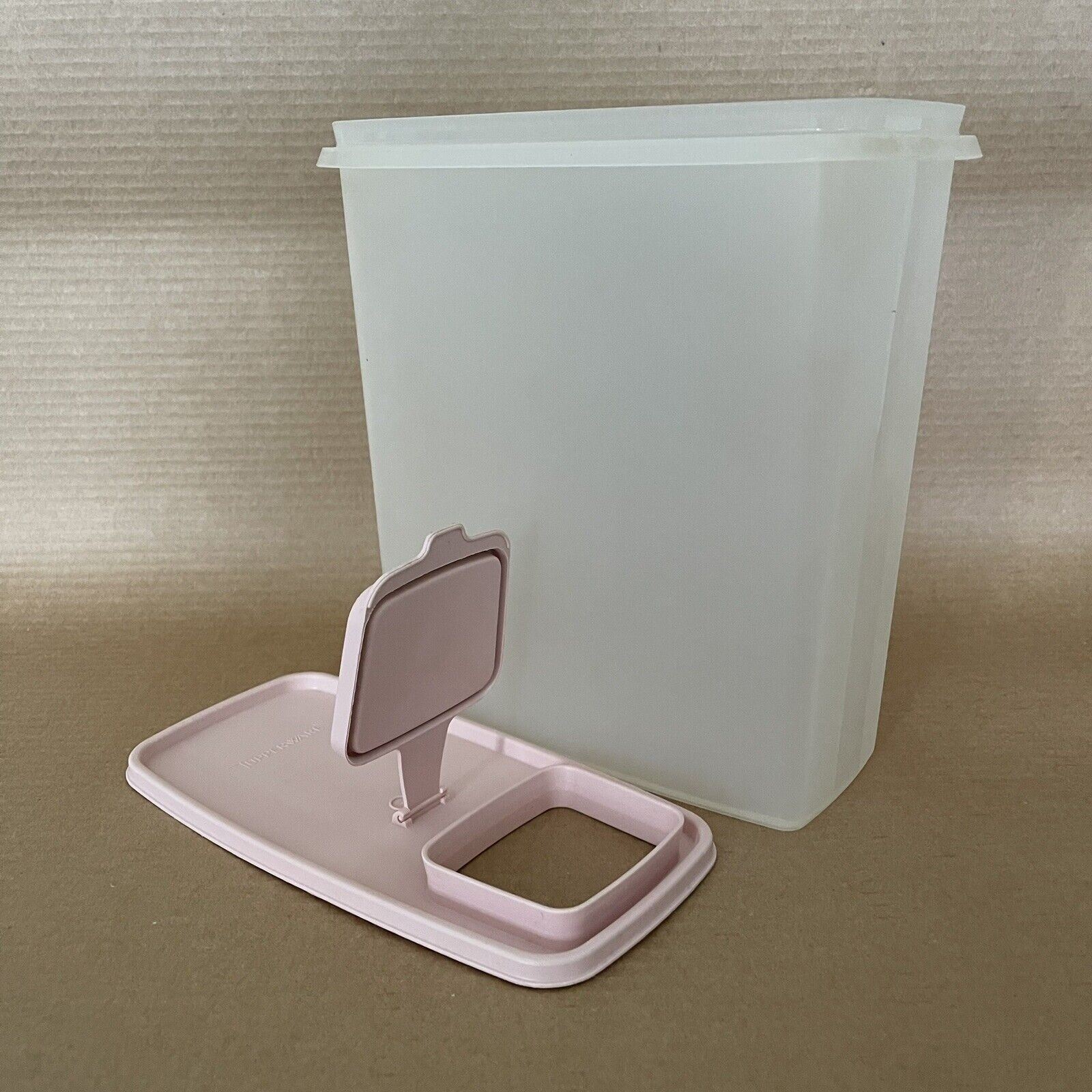 Tupperware Super Cereal Keeper Large 20 Cup Container 1588 Strawberry Cream Pink