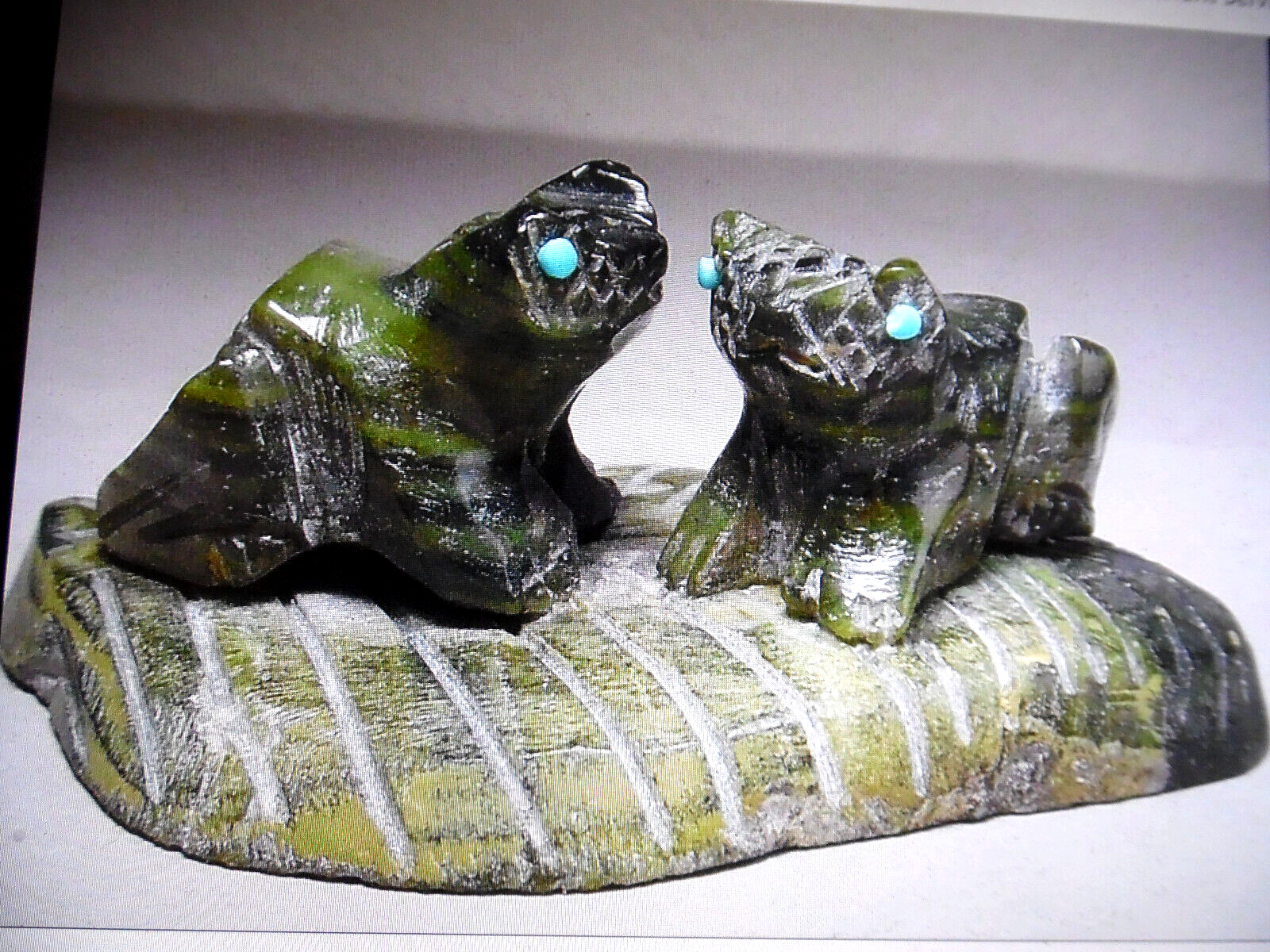 ZUNI FETISH F-2643 TWO SERPENTINE FROGS ON A LEAF BY WILFRED CHEAMA