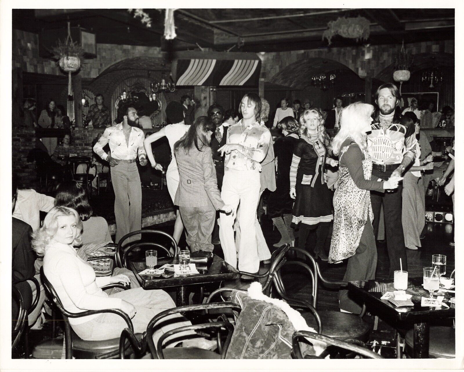 Dallas Newspaper 1970s Press Photo 8x10 Sundown Night Club 70s Fashion   *P55c