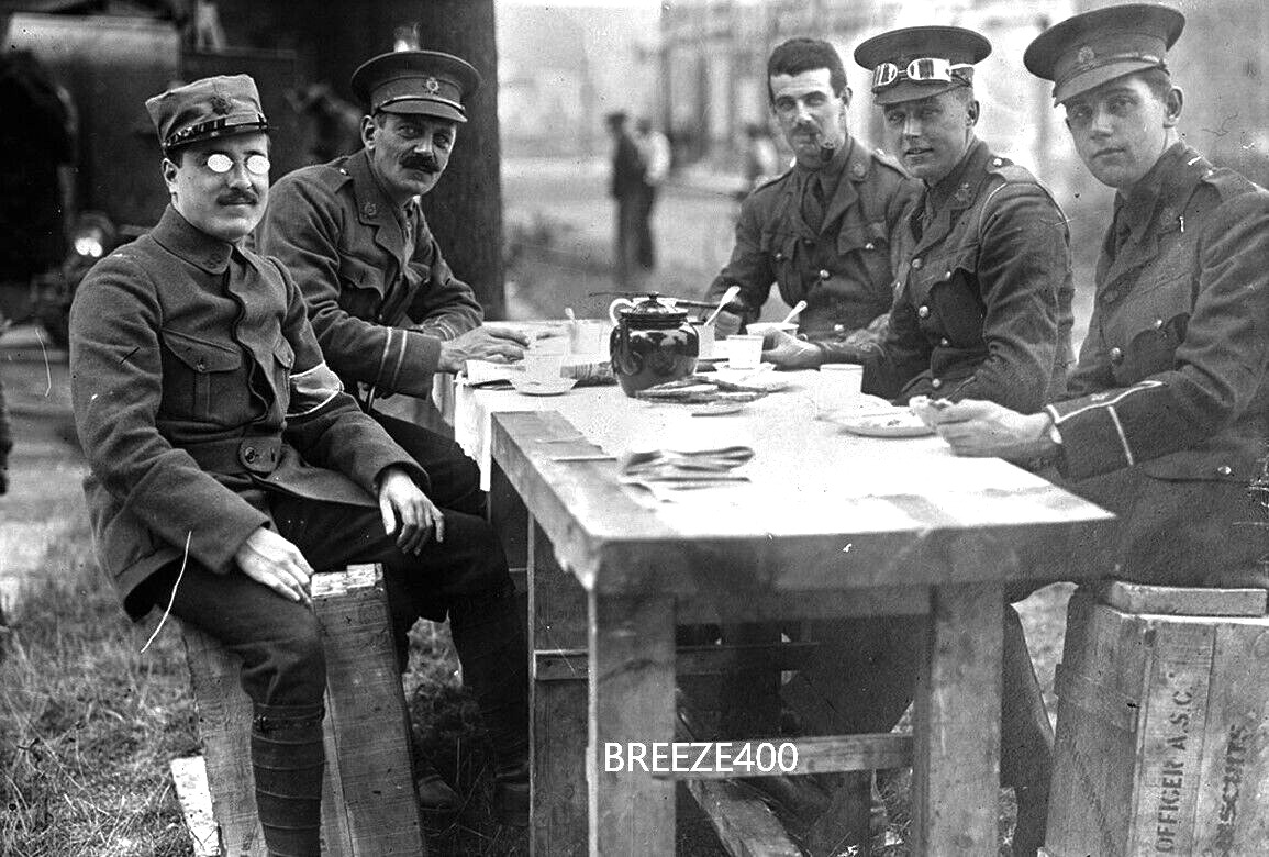 WW I PHOTO/FRENCH & BRITISH OFFICERS HAVING TEA/4X6 B&W Photo Reprint