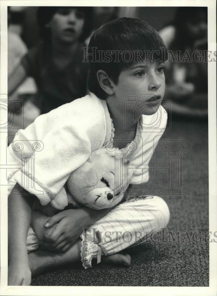 1986 Press Photo Amy Palen Listening at Onondaga Free Library Bedtime Story Hour