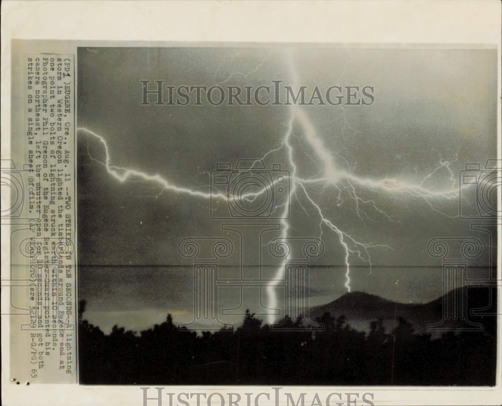 1965 Press Photo Double Lightning Strikes During Storm in Eugene, Oregon