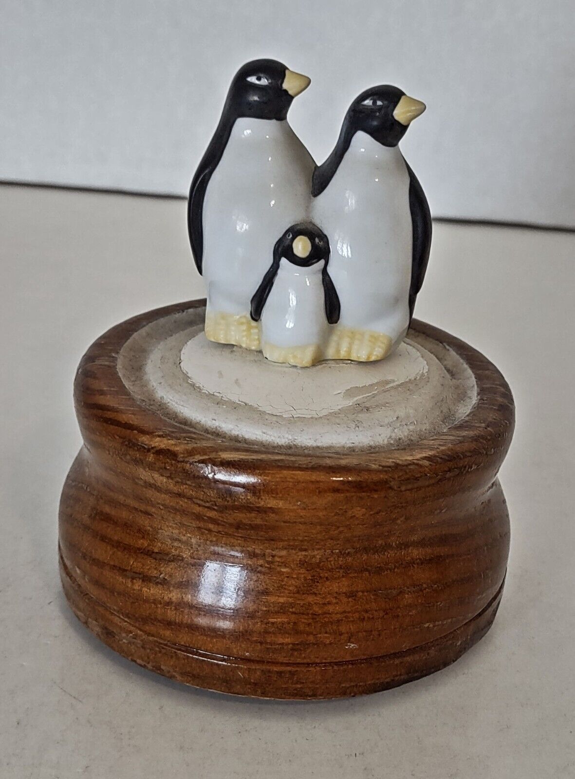 TWO PENGUINS W/ CHICK MUSIC BOX