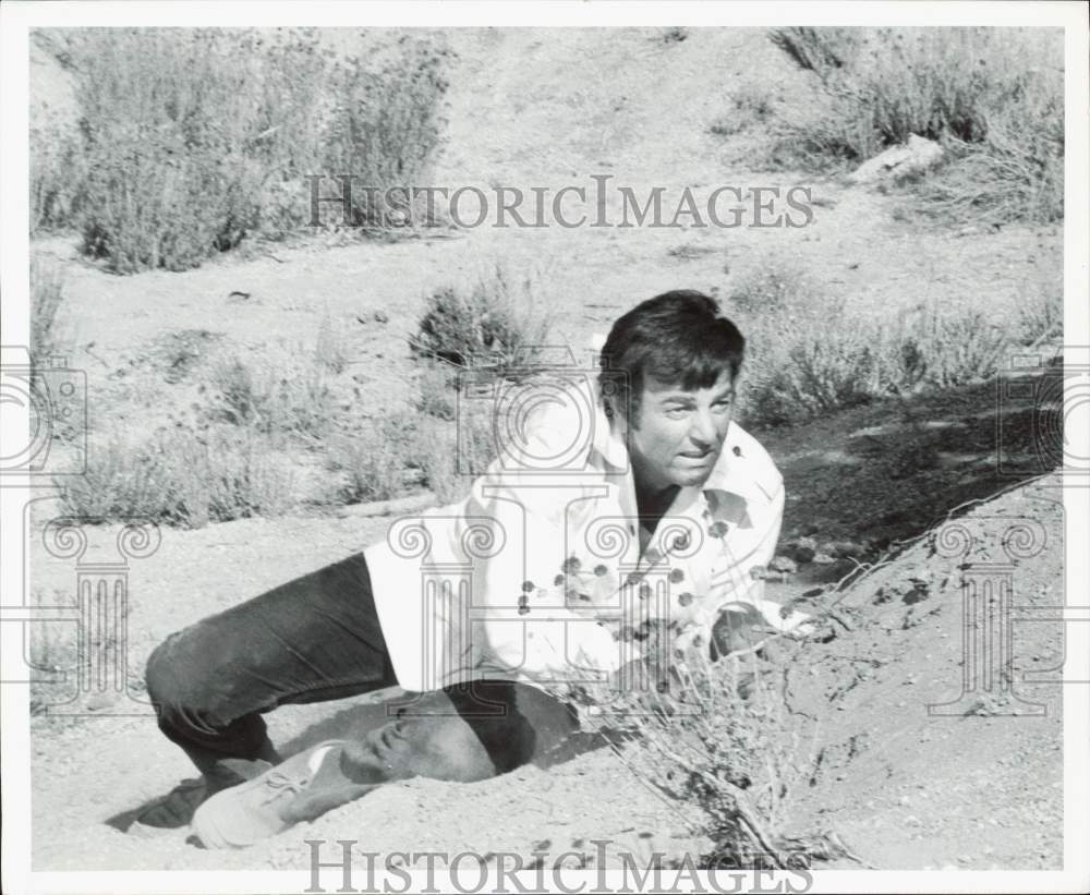 1975 Press Photo Actor Mike Connors - kfp12440