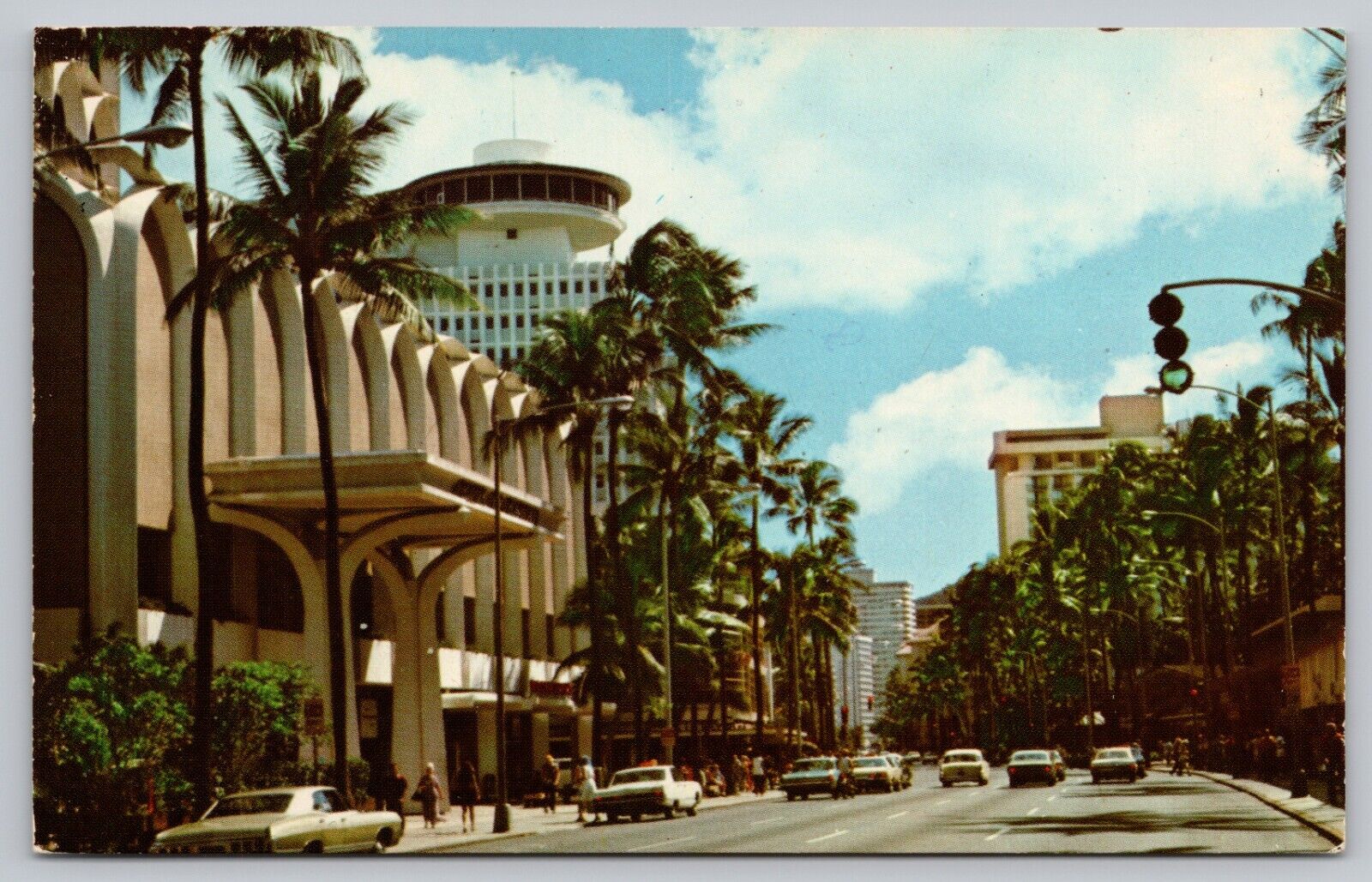Postcard - Kalakaua Avenue, Waikiki, Honolulu, Hawaii - posted in 1977 (M8b)
