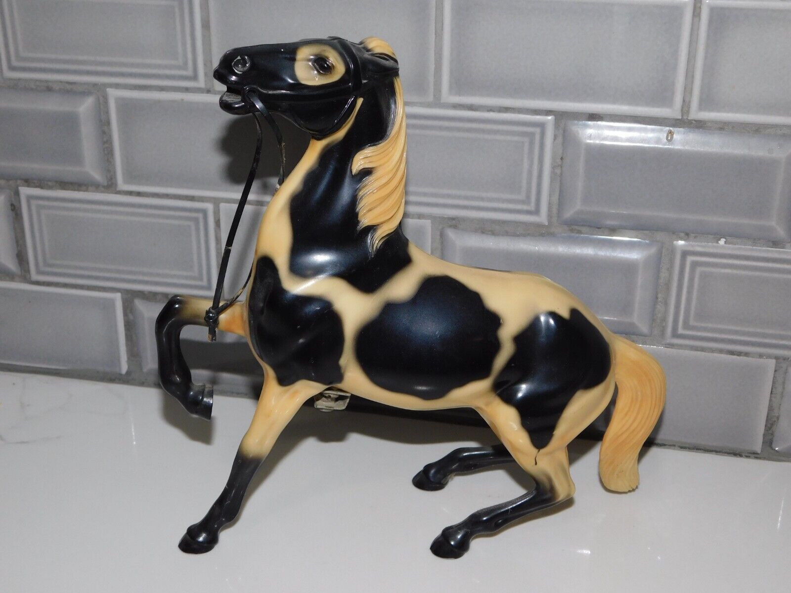 VTG HARTLAND MODEL HORSE SEMI REARING MUSTANG PINTO PAINT BLACK & WHITE REINS