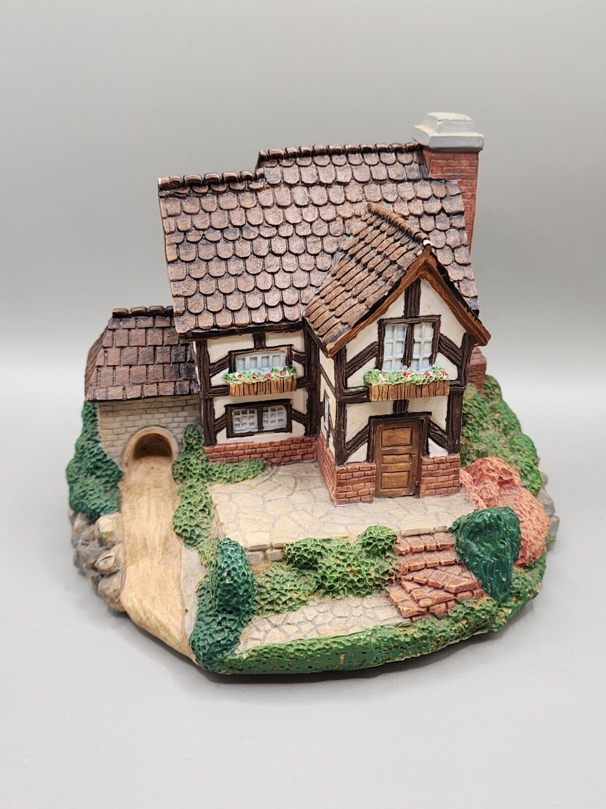 Christmas Village House Tudor Hall Resin Olde England\'s Classic Classic Cottages