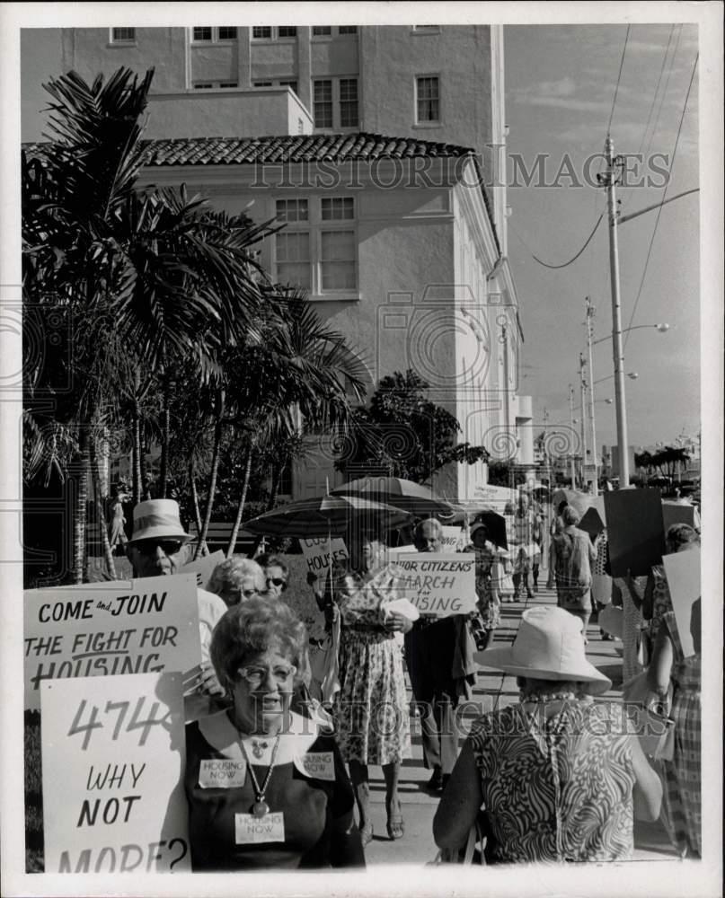 1969 Press Photo Old Folks march on Miami Beach City Hall. - lry07953
