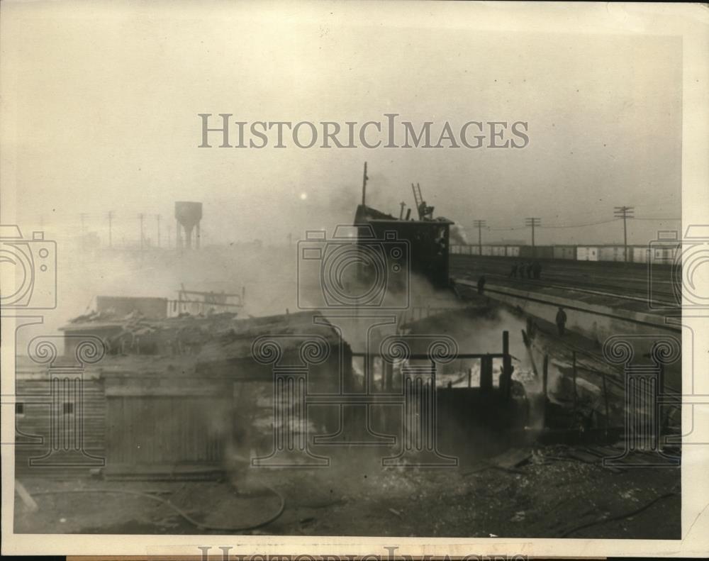 1928 Press Photo EE Kendall Co grain elevator fire in Chicago Ill