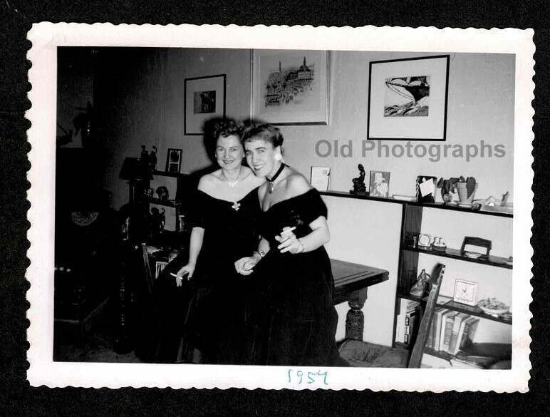 FLASH PIC 2 WOMEN SMOKING FORMAL PARTY GOWN 1957 OLD/VINTAGE PHOTO SNAPSHOT-L462