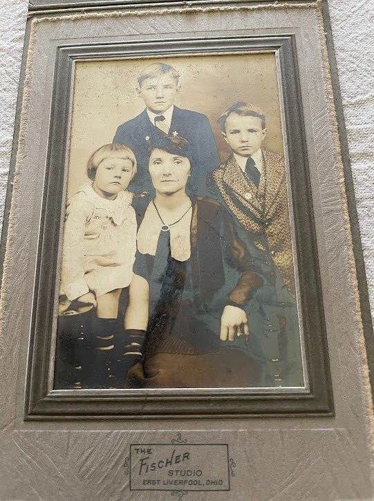 ANTIQUE PHOTOGRAPH MOTHER & 3 YOUNG CHILDREN FAMILY EAST LIVERPOOL OHIO