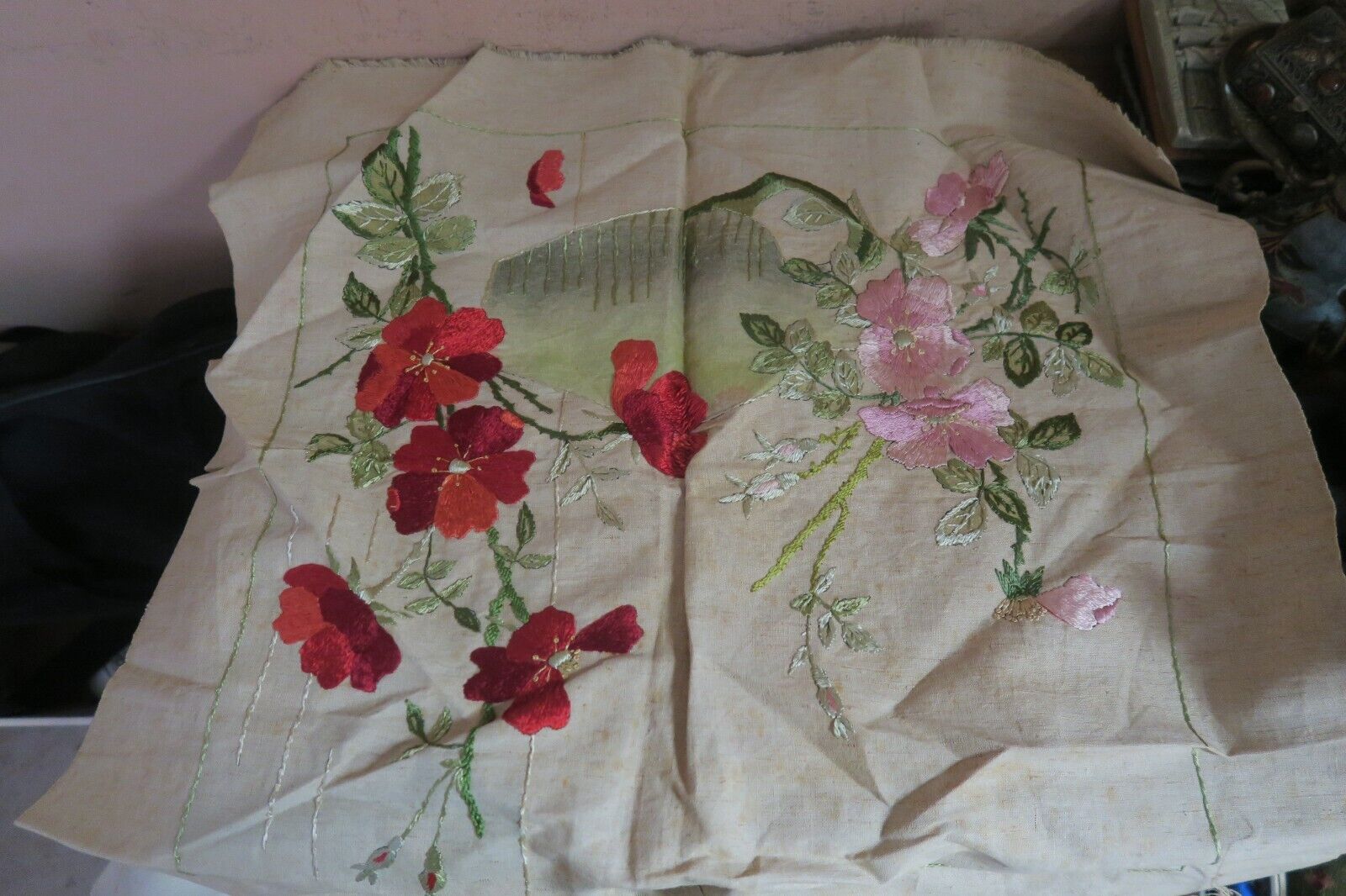 VINTAGE HAND EMBROIDERED ARTS CRAFTS EMBROIDERY 16\