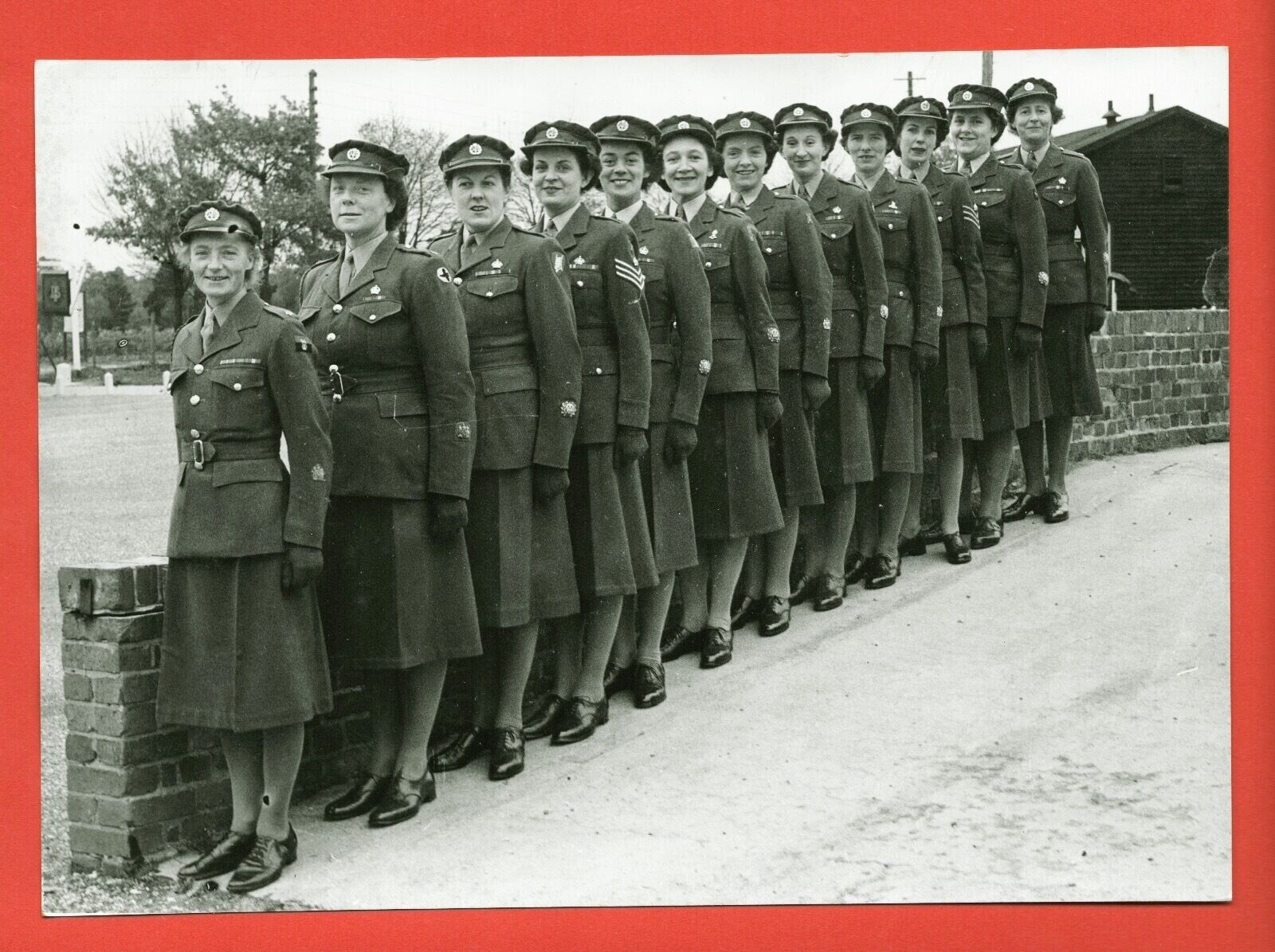P89-PHOTOGRAPH-MILITARY WOMEN GREAT BRITAIN-LA REVUE-1947