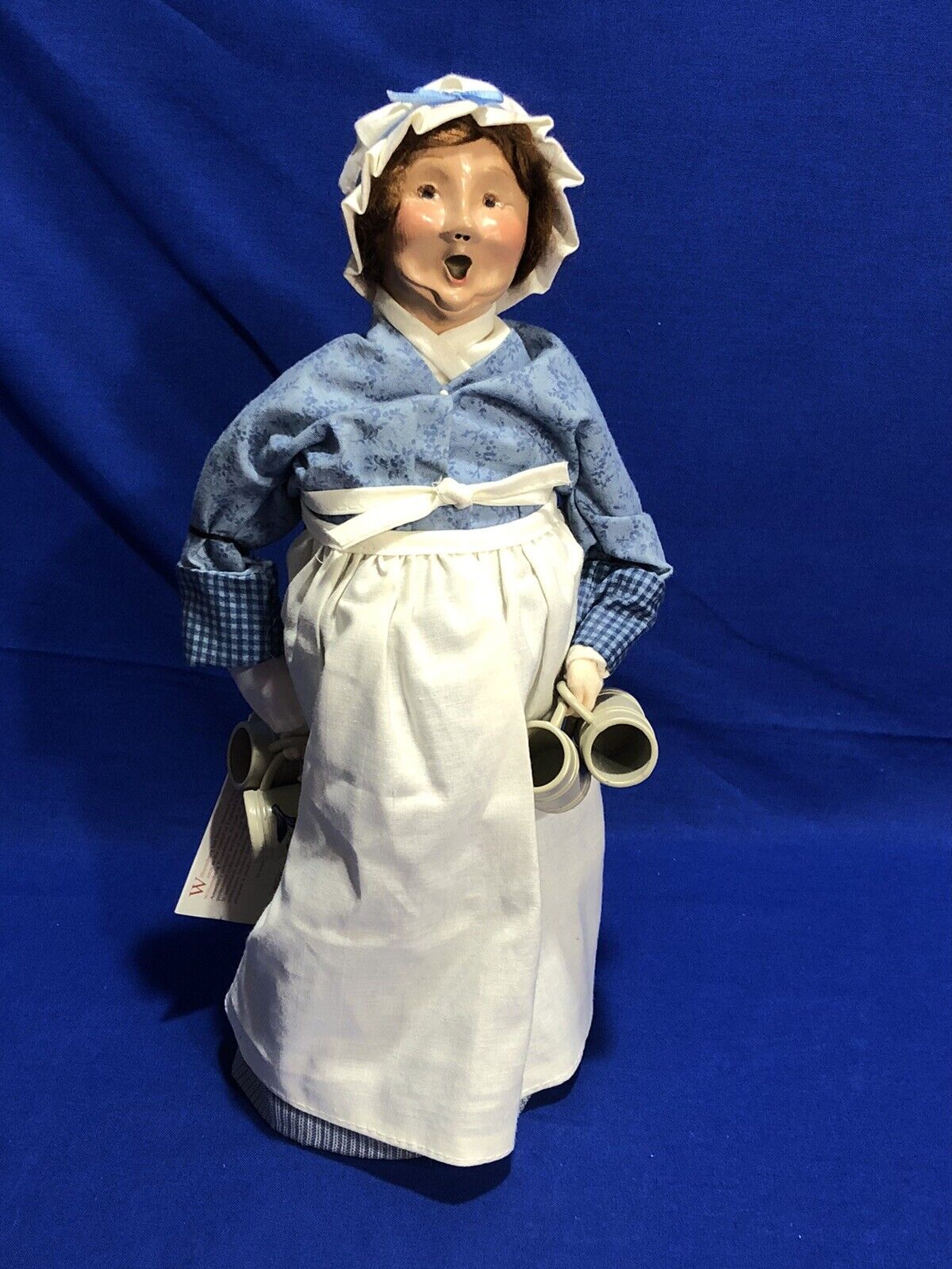 BYERS CHOICE VINTAGE CHRIS 2000 WILLIAMSBURG COLONIAL TAVERN WOMAN WITH MUGS
