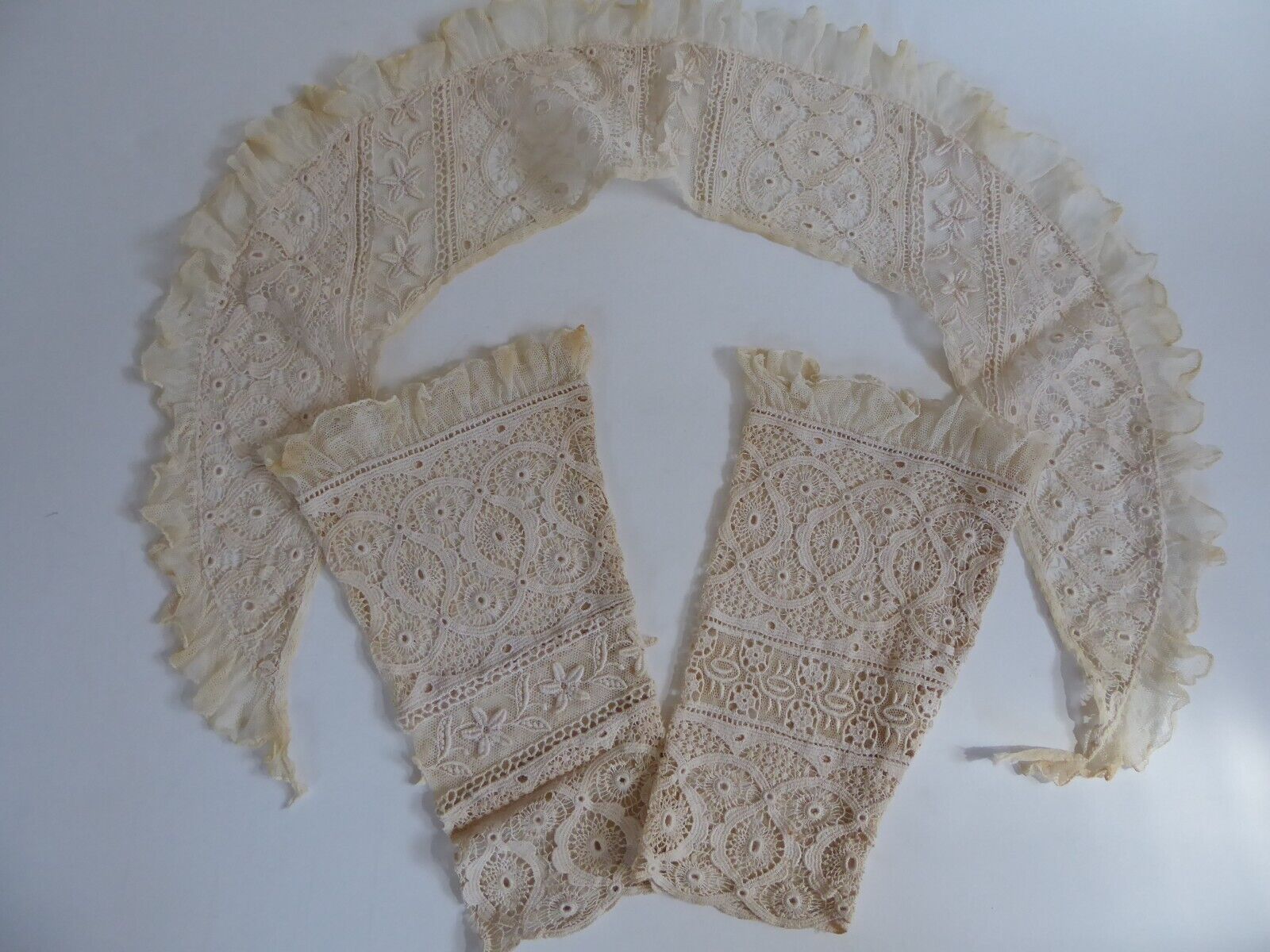 Pair of Antique Victorian Edwardian lace sleeves/cuffs and matching collar