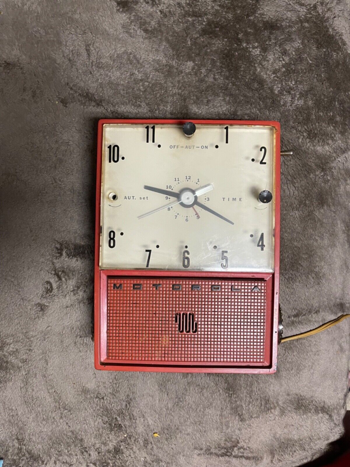 Vintage Motorola Clock/radio Model 52CW4 Red. Serial 9583. Working order