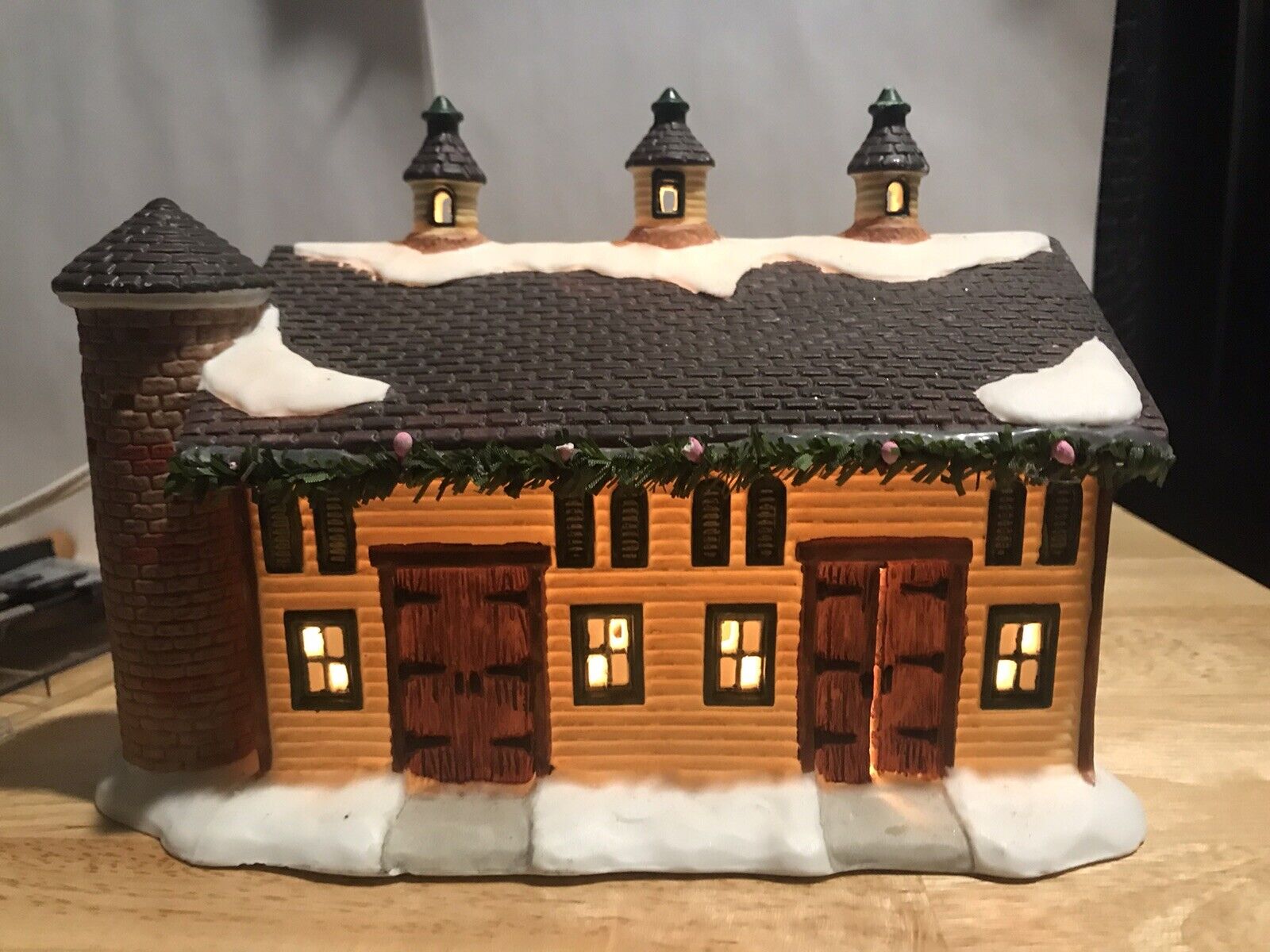 1997 seasonal specialties co Barn house Chrismas decor  Holiday Miniature House
