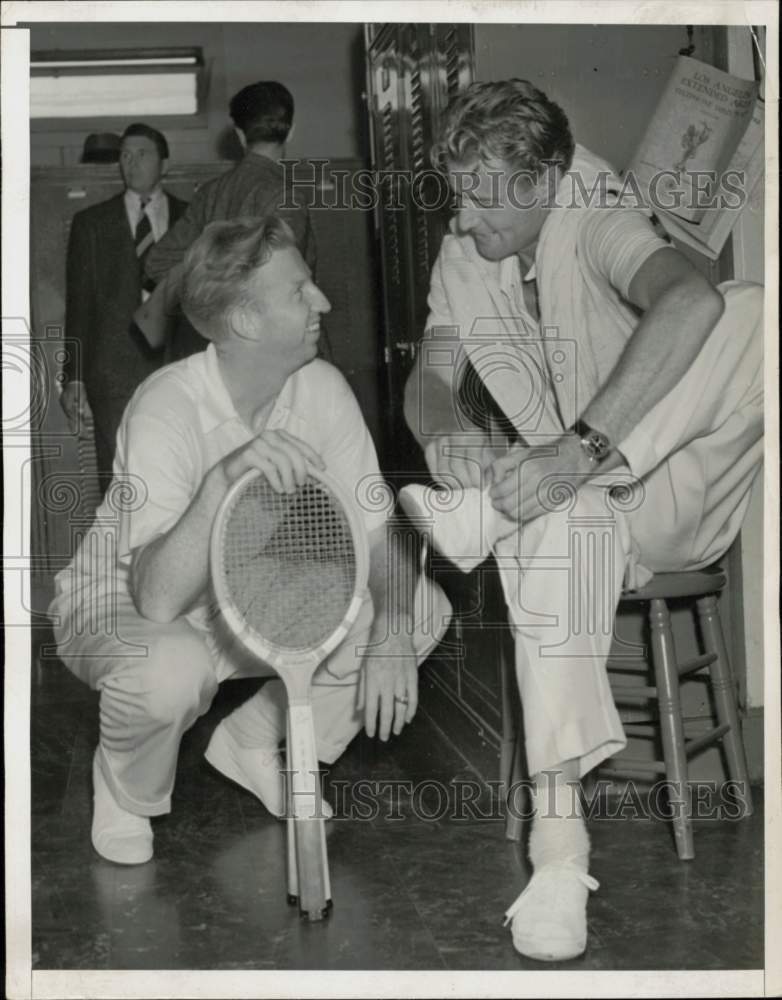 1940 Press Photo Don Budge and Les Stoefen talk over their match Los Angeles CA