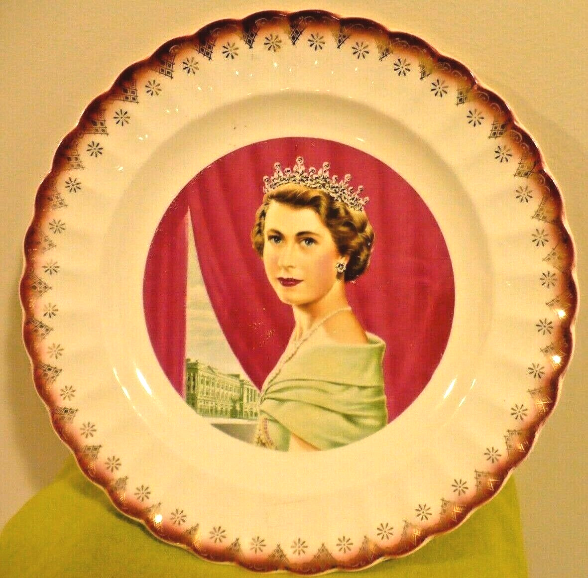 Vintage Queen Elizabeth II Collector\'s Portrait Plate Warranted 22 KT Gold