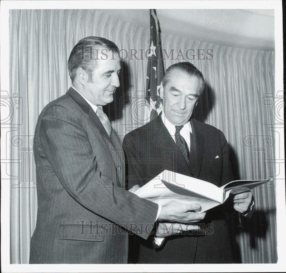 1970 Press Photo Mayor Gribbs with Jerzy Michalowski, Polish Ambassador, Detroit