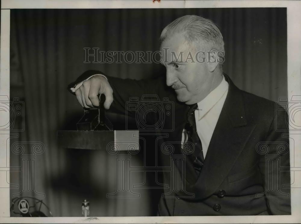1937 Press Photo Dr. Phillips Thomas Demonstrating High Powered Magnet Developed