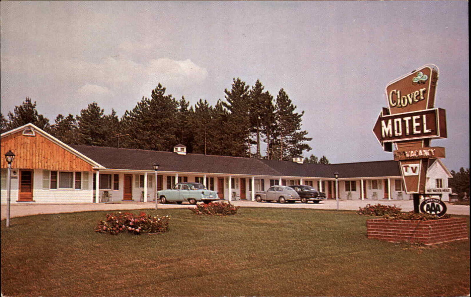 North Conway New Hampshire NH Clover Motel Cars VW Bug c1950s-60s Postcard