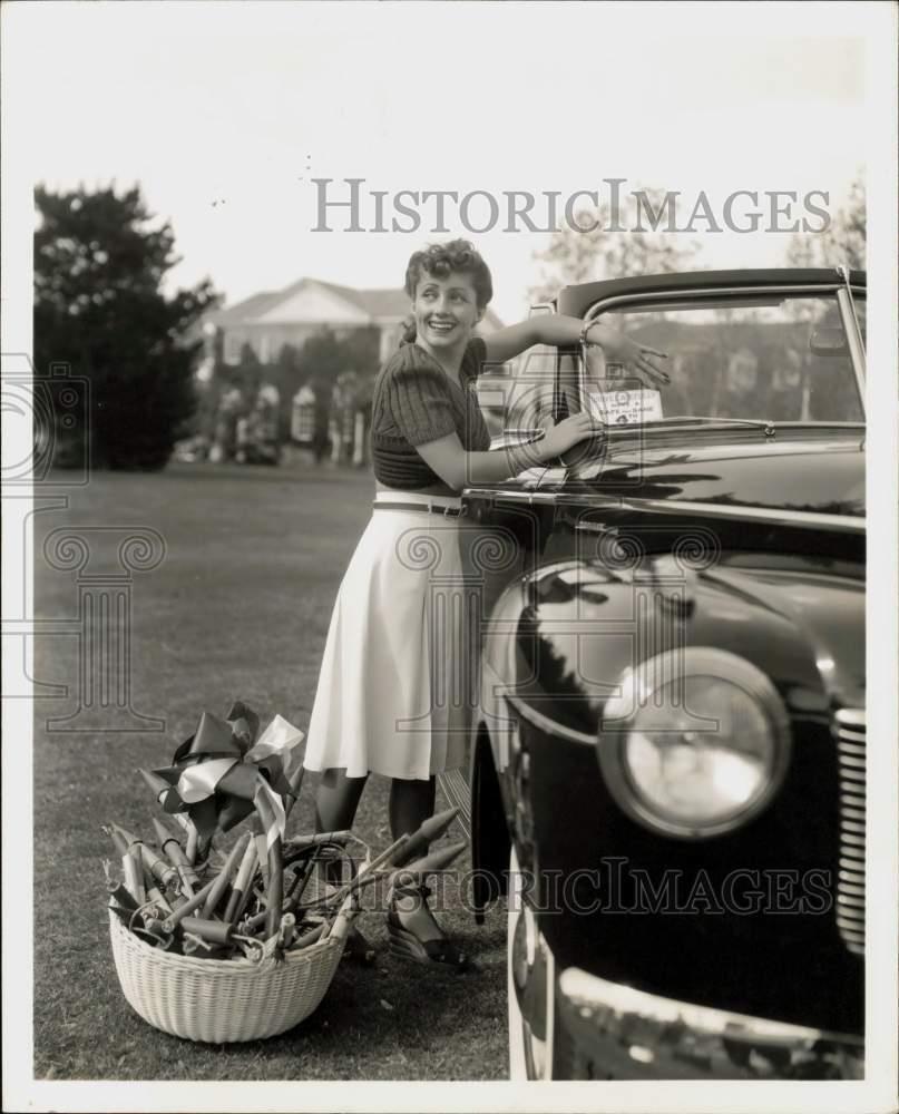 1941 Press Photo Diana Lewis loads fireworks into her roadster for July 4 outing