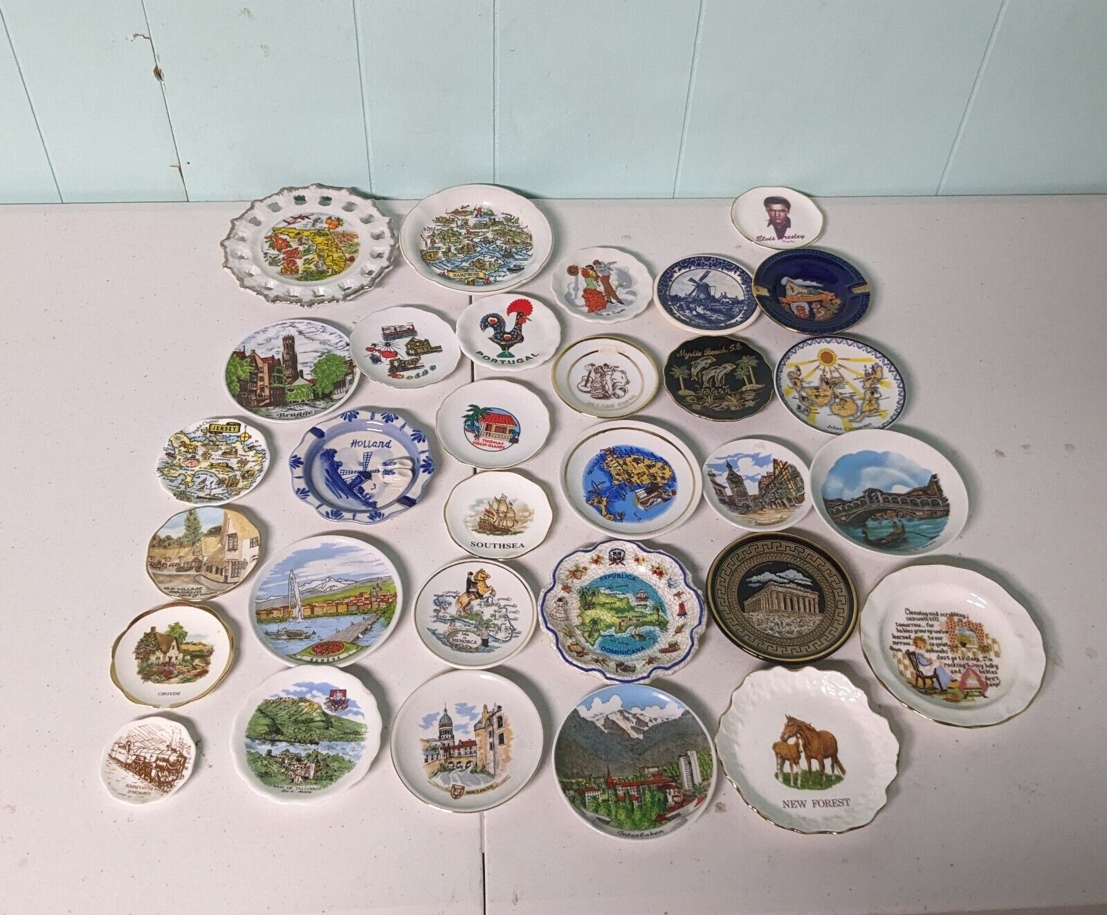 Lot of 30 Vintage Souvenir plates, antique plates, Countries And Areas