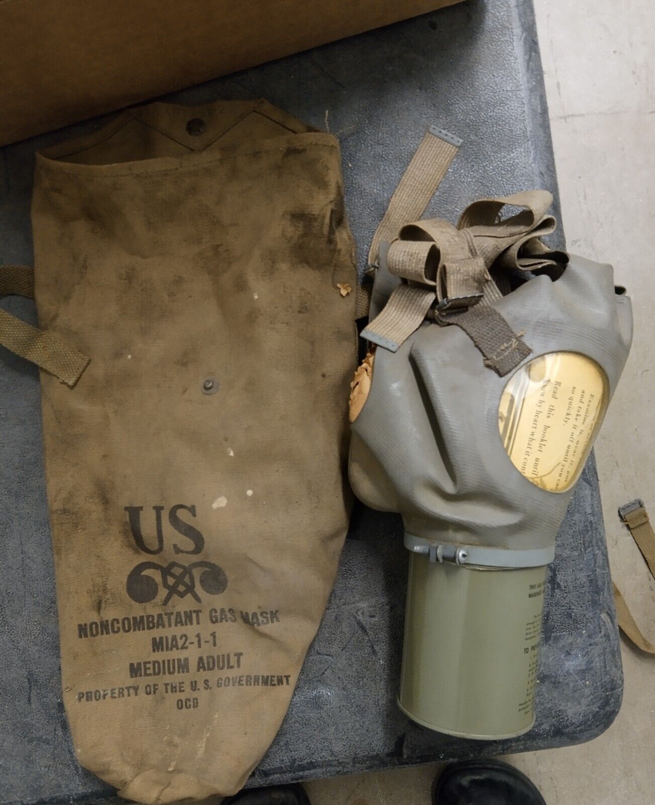 Vintage WWII USA Noncombatant Gas Mask M1A2-1-1 with Bag & Instructions Adult M