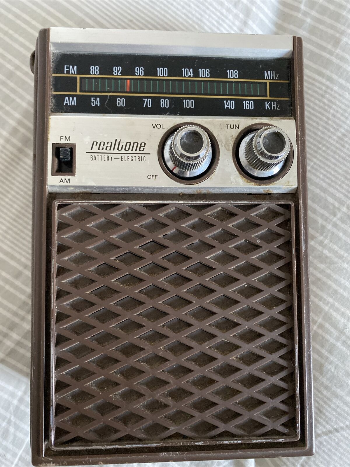 RARE Vintage REALTONE Transistor  Radio Model 2223 Working W/case