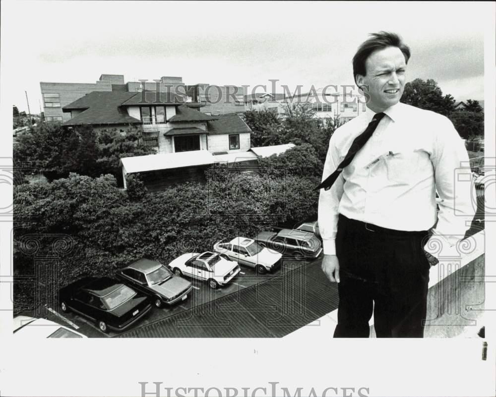 1969 Press Photo Avtech official John Gibson stands near duplex in Wallingford