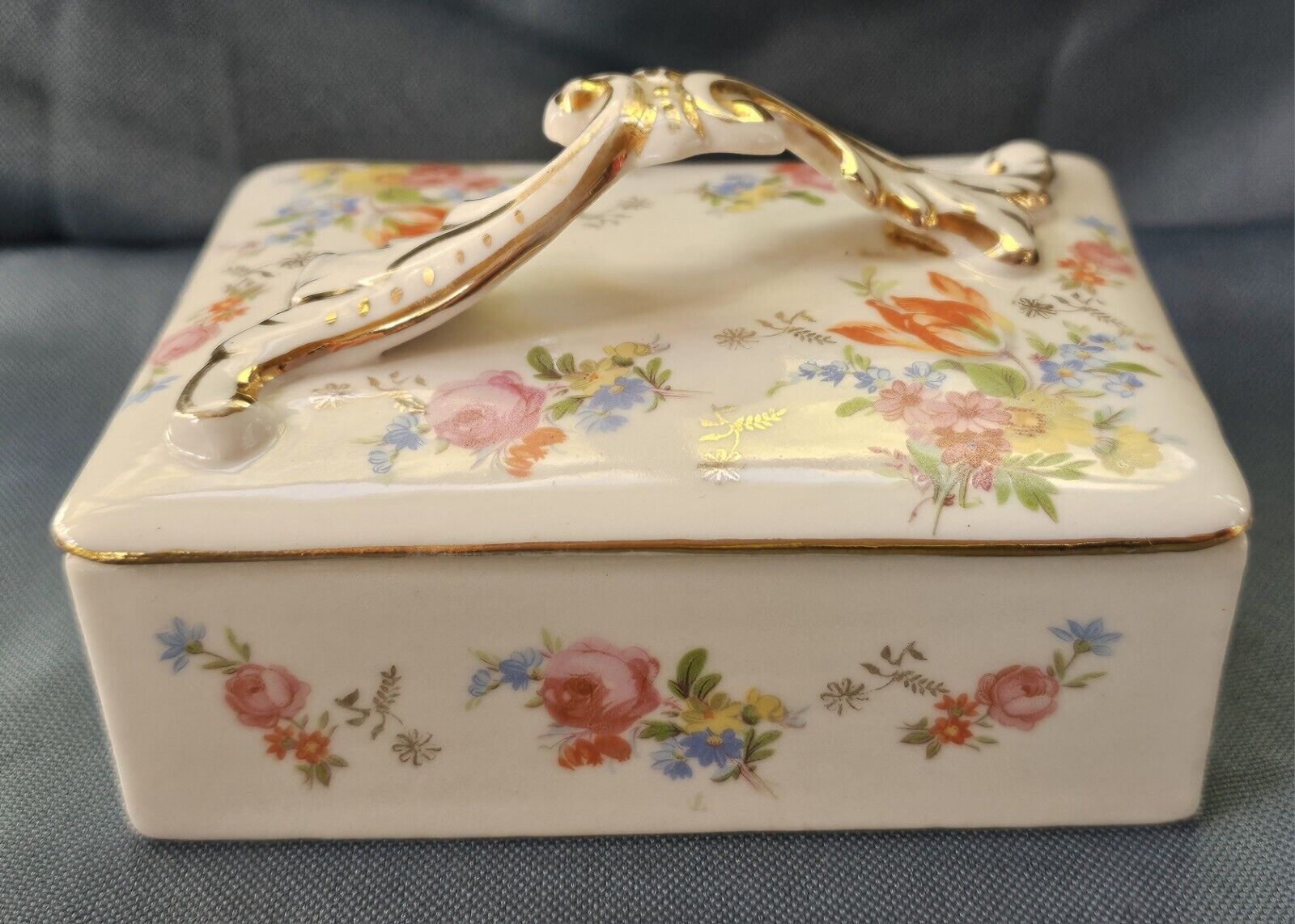 Antique Chelsea Porcelain Trinket Box Gold Anchor Period 1756 - 1769 Floral