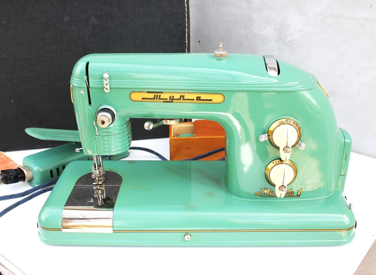 Soviet Sewing Machine TULA 1961, Vintage Electric Turquoise, Working device