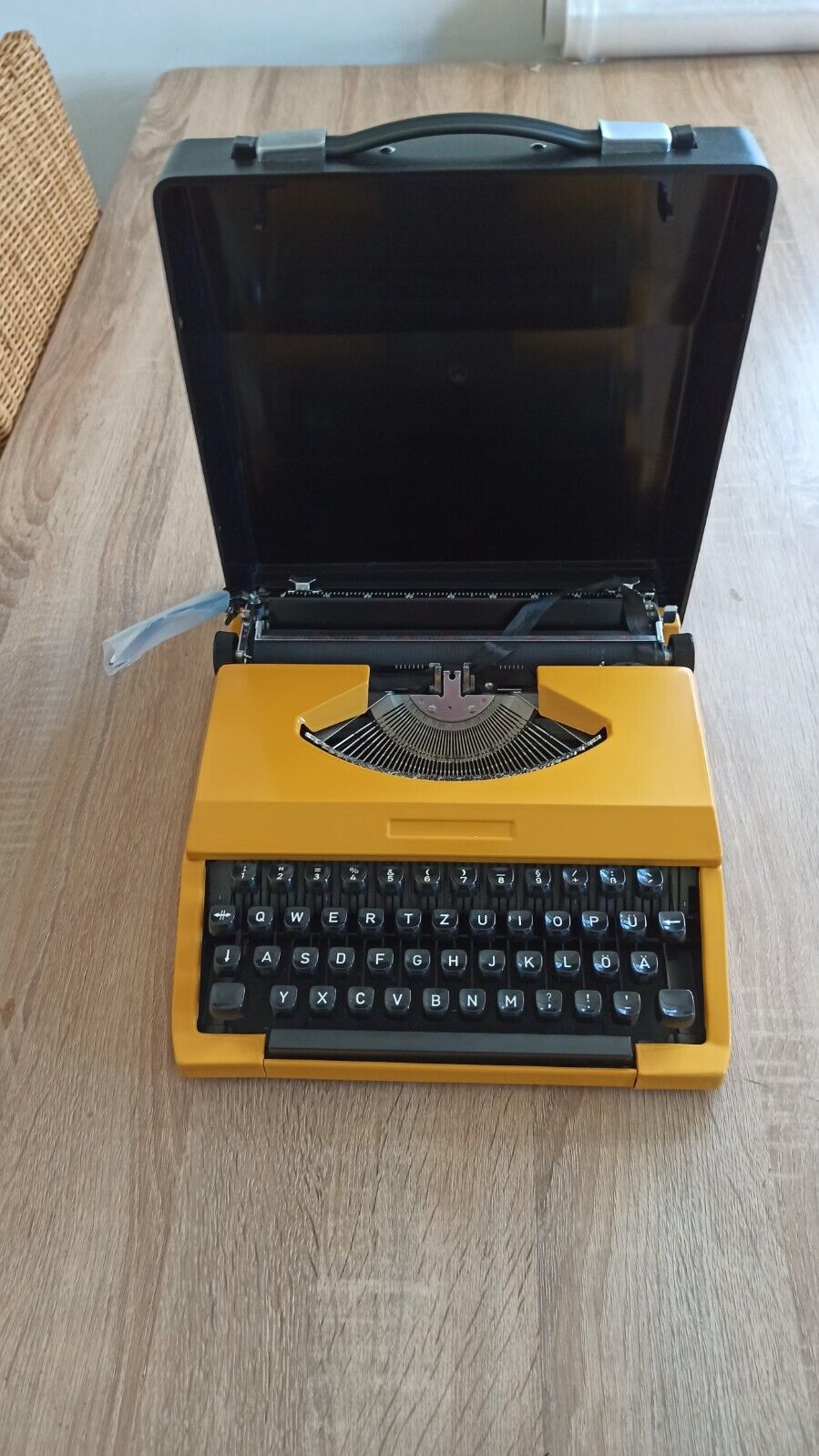 Typewriter Yellow Silver Reed Silverette Seiko 1970 Carry Case Great Condition