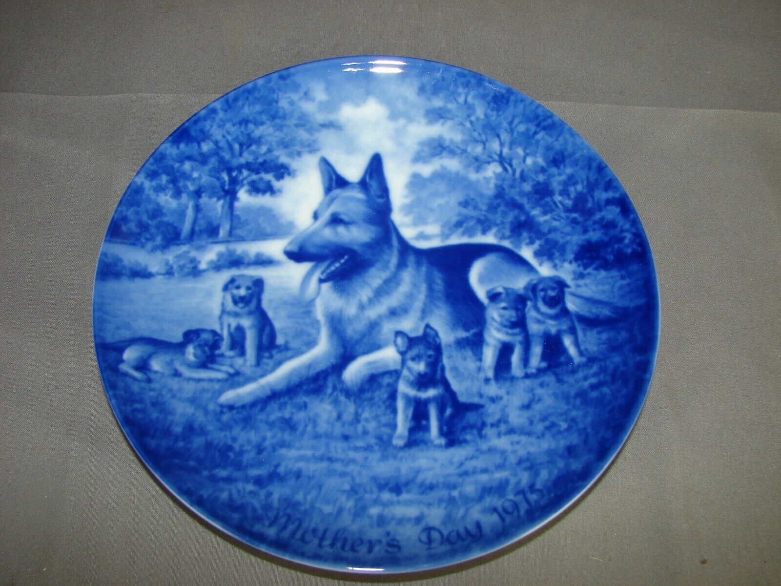 Kaiser Collectible Mother\'s Day 1975 German Shepherd Dog & Puppies Plate