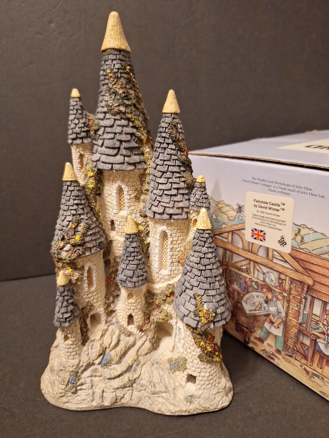 David Winter  FAIRYTALE CASTLE 1982 New In Original Box  See Photos And Store
