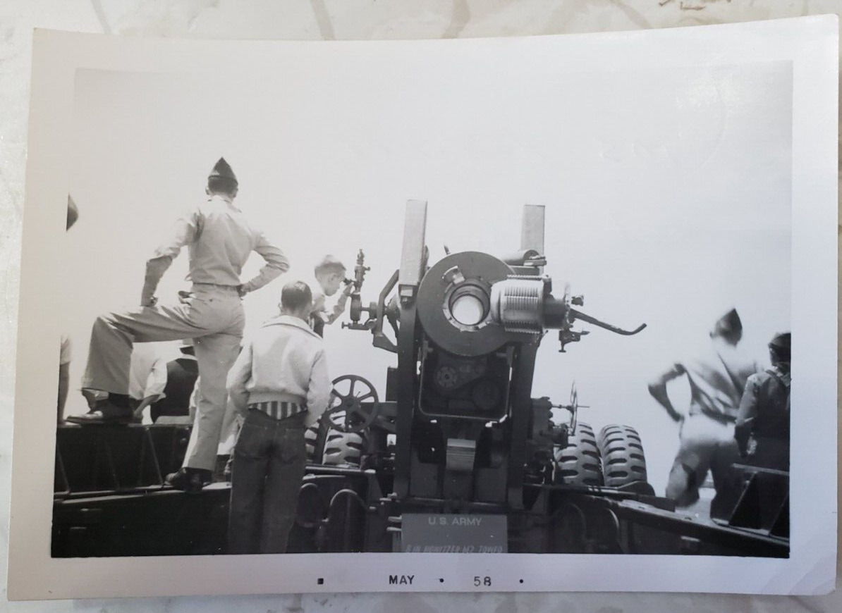 Vintage Photo REESE AIR FORCE BASE Texas 105mm Howitzer Soldiers May 1958 3.5\