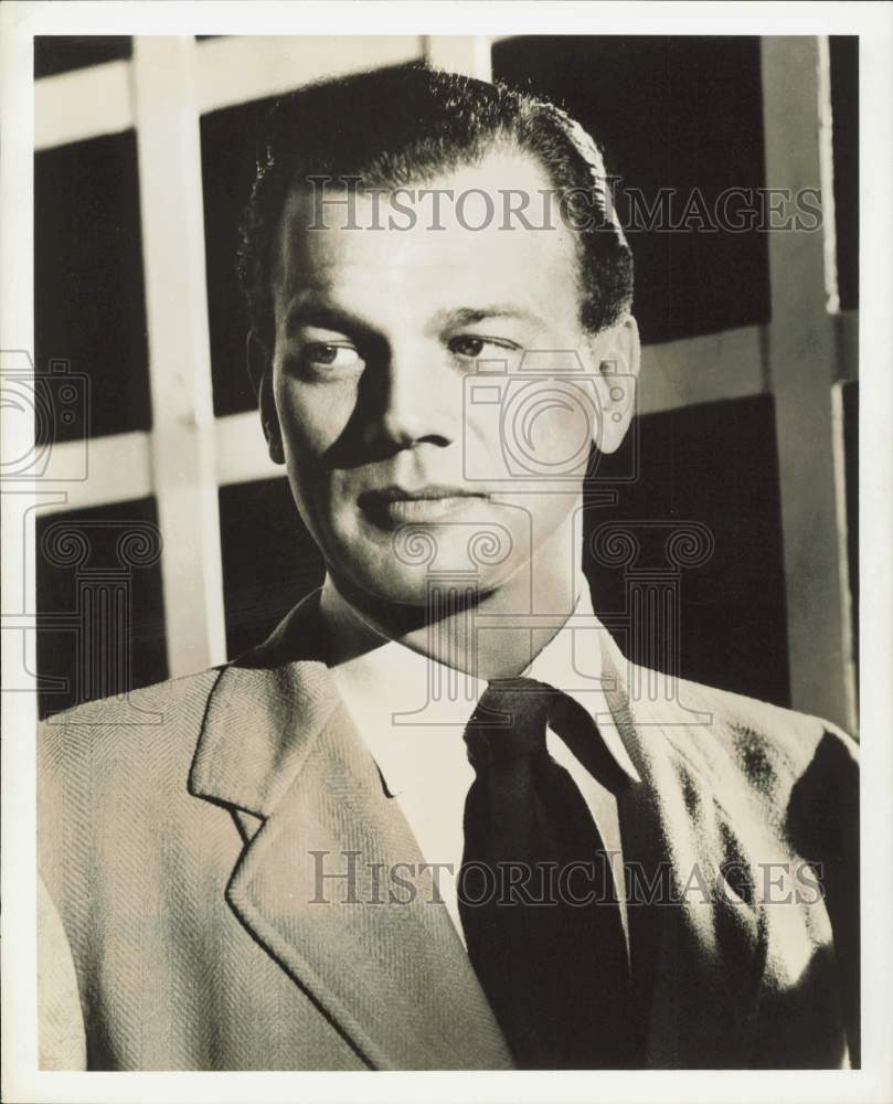 1950 Press Photo Actor Joseph Cotten stars in the CBS radio program, \