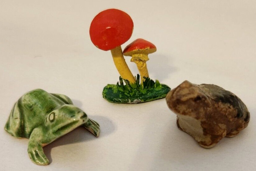 Vintage Miniature Mud Frog / Ceramic Frog / Mushrooms