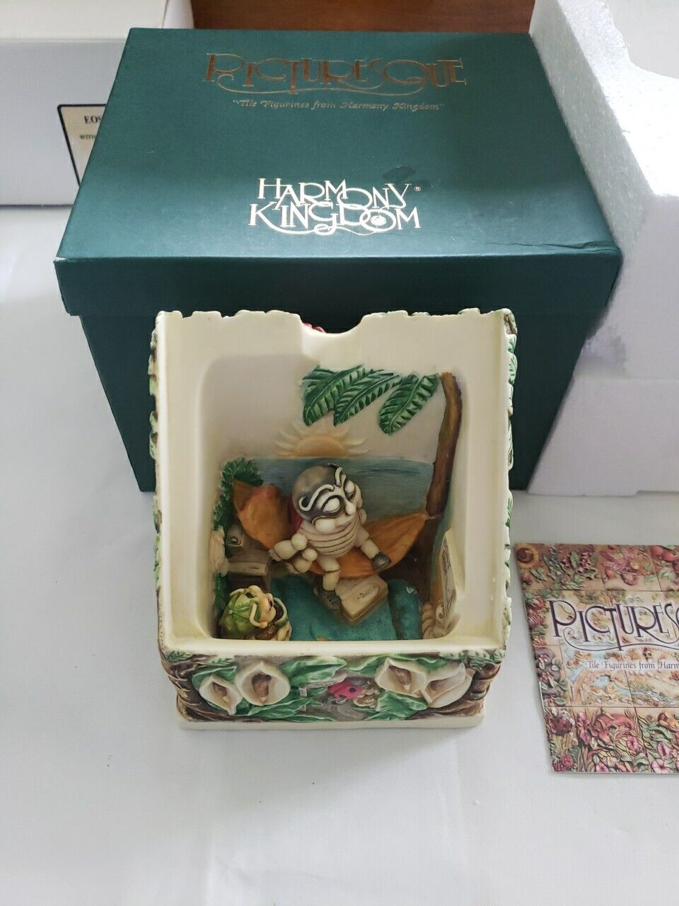 Harmony Kingdom Picturesque Byron's Secret Garden Byron’s Hideaway Ladybug Box