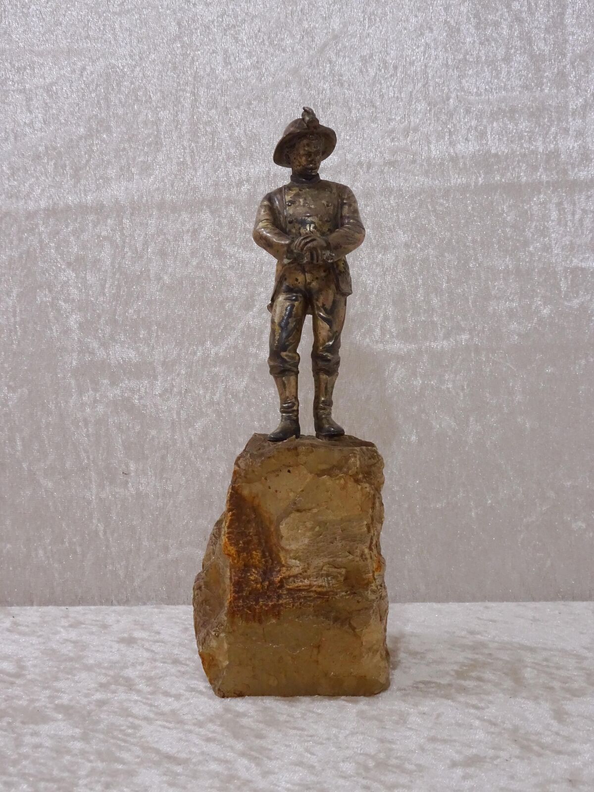 npGjK8 - Metal Design Stone Based Figure - Soldier - Vintage