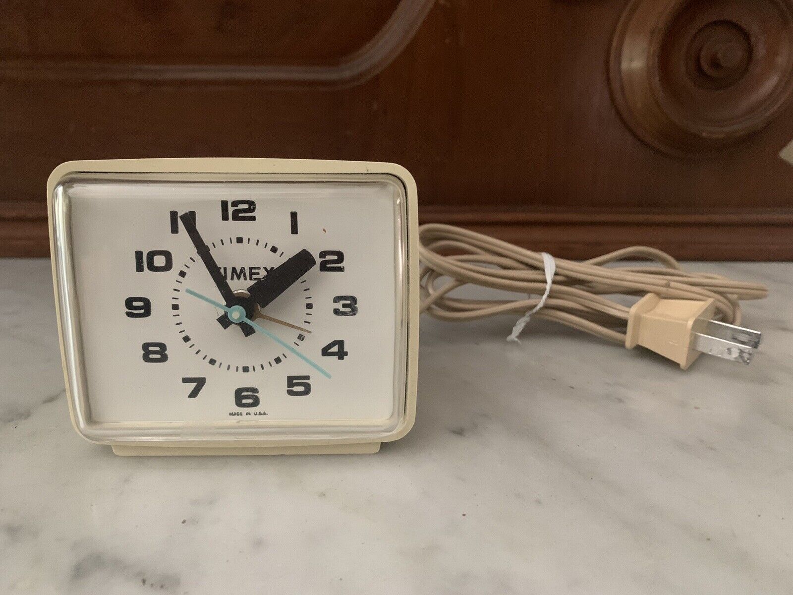 Vintage TIMEX Plug-In Alarm Clock 7369A Ivory w/ Turquoise Minute Hand - Tested
