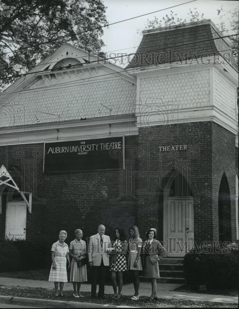 1974 Press Photo Alabama-Auburn group checks out old Presbyterian church.