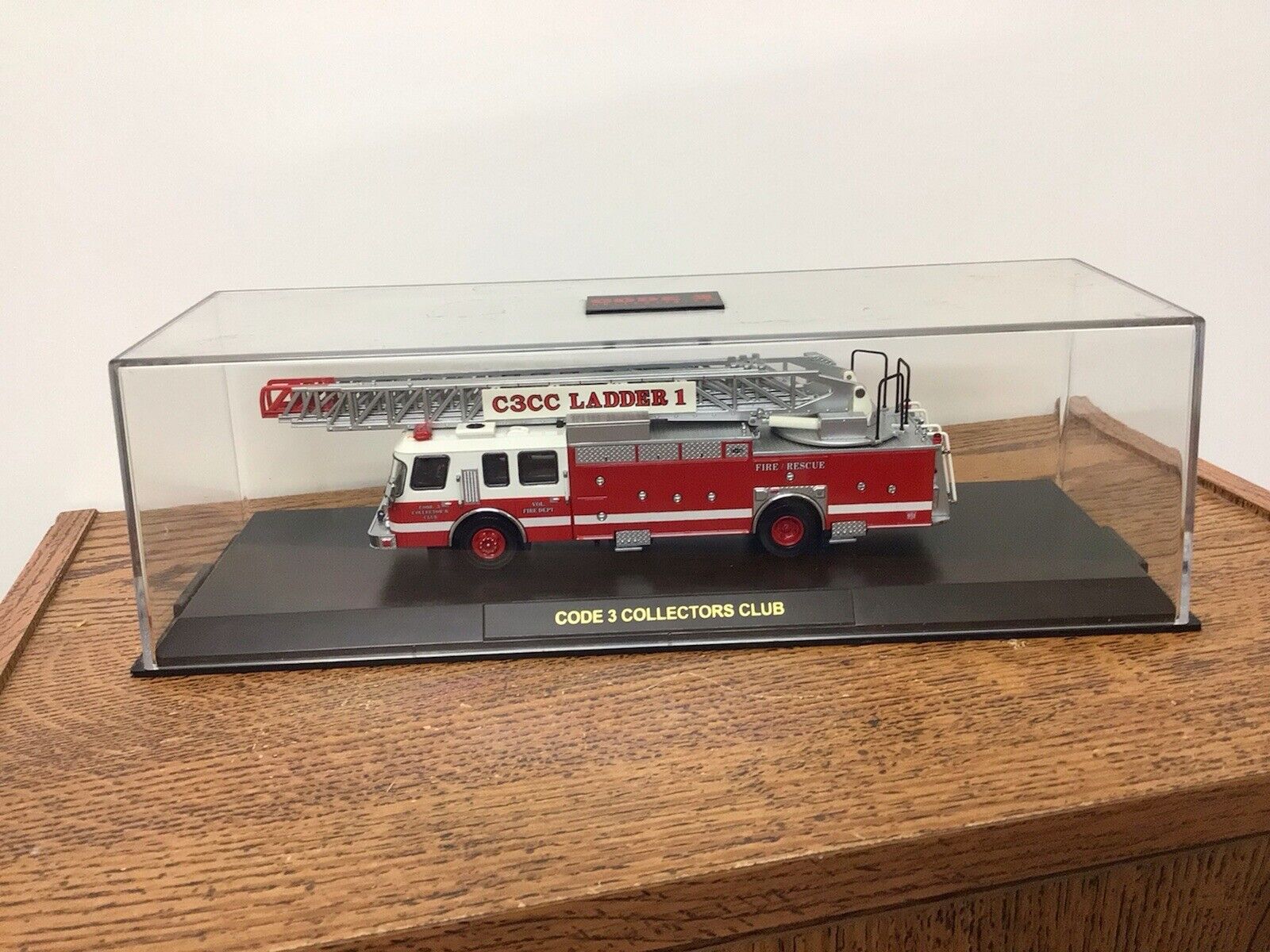 MINT Code 3 Collectors Club 1/64 E One Ladder 1 C3CC Fire Truck in DISPLAY CASE